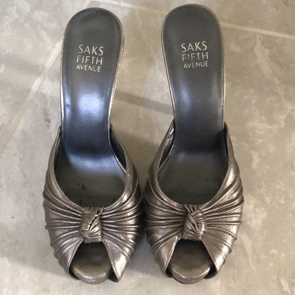 Metallic peep toe pumps